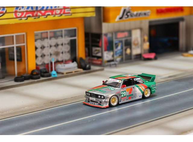 Street Weapon E30 ZAMAC 711, green/silver 1:64