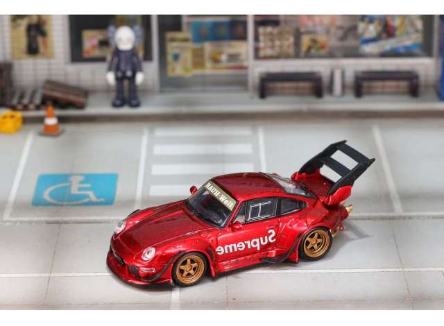 Street Weapon 993 *Supreme* high tail, red 1:64