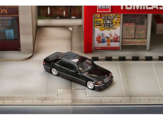 Street Weapon Mercedes-Benz W140, black/grey 1:64