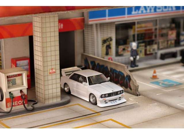 Street Weapon BMW E30, white 1:64